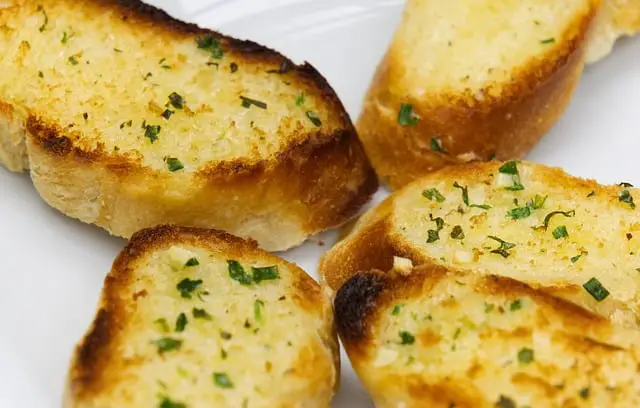 toasted garlic bread slices