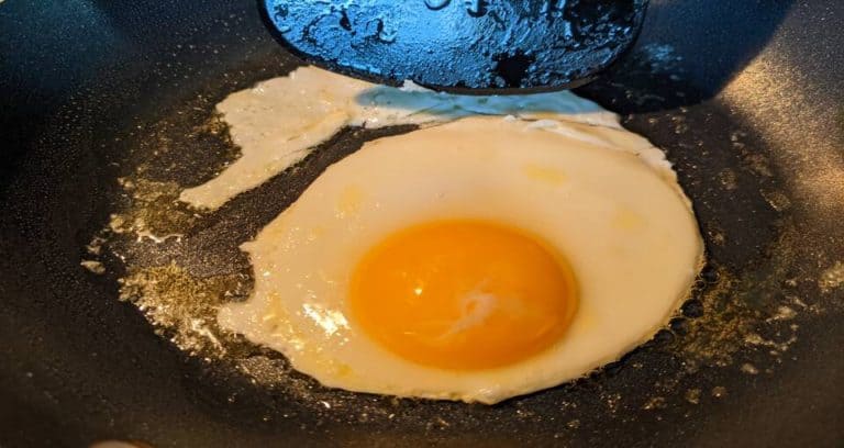 Easy Hack For Flipping Eggs Without Breaking The Yolk – Cooking Chops